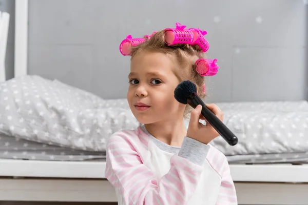 Bedårande Liten Unge Med Hårrullar Huvudet Gör Makeup Med Borste — Stockfoto