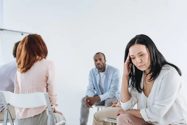 Depresso Asiatico Donna Guardando Giù Multietnico Gruppo Seduta Dietro — Foto Stock