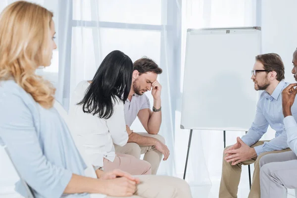 Personas Multiétnicas Mediana Edad Que Apoyan Mutuamente Durante Terapia Grupo — Foto de Stock