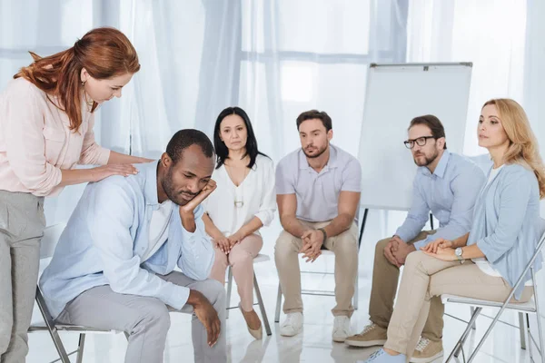 Psicoterapeuta Que Apoya Hombre Afroamericano Durante Terapia Grupo — Foto de Stock