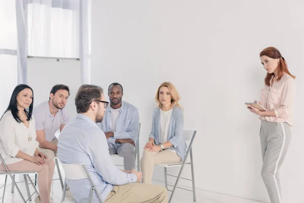 Psychotherapist Taking Notes Working Multiethnic People Sitting Chairs Group Therapy — Stock Photo, Image