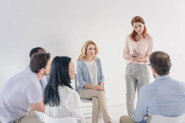 Psychotherapeutin Macht Notizen Und Arbeitet Mit Reifen Multiethnischen Menschen Während — Stockfoto