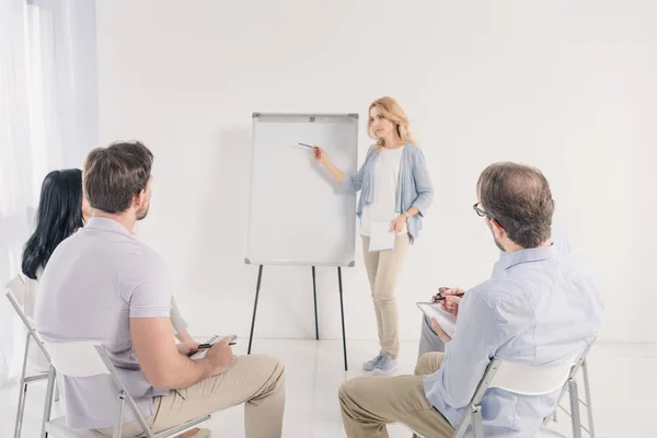 Frau Mittleren Alters Zeigt Während Anonymer Gruppentherapie Auf Leeres Whiteboard — Stockfoto