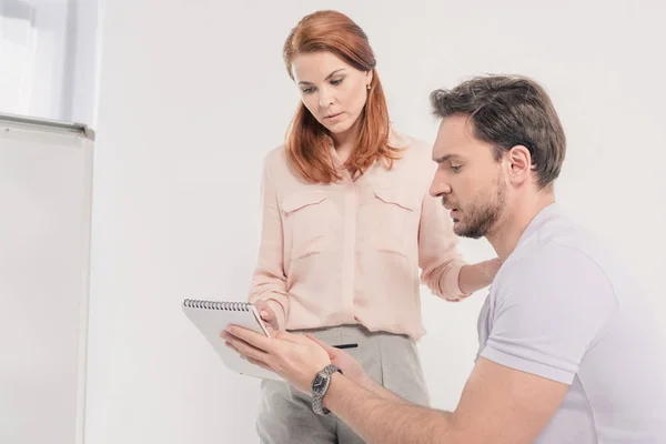 Middelste Leeftijd Man Holding Laptop Het Tonen Van Zijn Aantekeningen — Gratis stockfoto