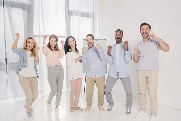 Alegres Personas Multiétnicas Mediana Edad Triunfando Sonriendo Cámara — Foto de Stock