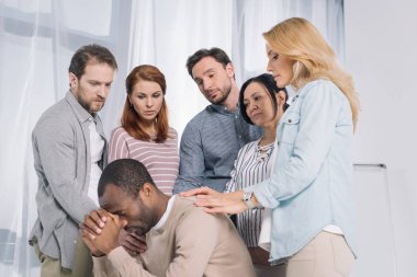 çok ırklı bir grup insan destek tedavisi sırasında uyuşukluk görülebilir Afrika kökenli Amerikalı adam üzgün