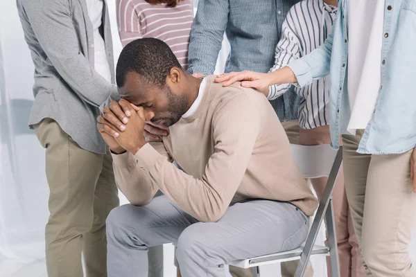 Tiro Recortado Pessoas Que Apoiam Deprimido Homem Afro Americano Meia — Fotografia de Stock