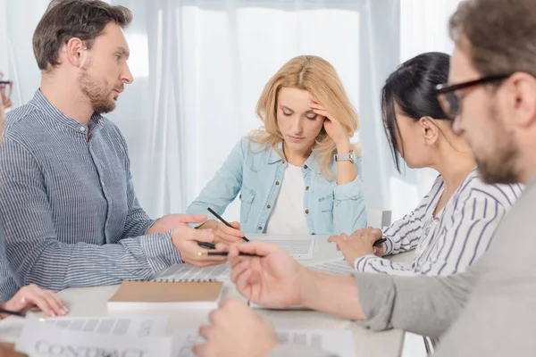 Mellersta Äldre Underteckna Kontrakt Anonyma Gruppterapi — Stockfoto