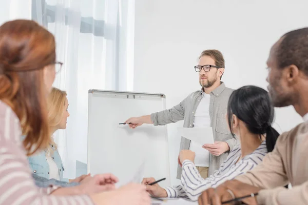 Manliga Psykoanalytikern Pekar Whiteboard Vita Människor Samlades Runt Bordet Vid — Stockfoto