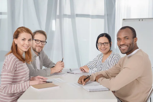 Multietniskt Mellersta Åldern Affärsmän Ler Mot Kameran Samtidigt Arbetar Tillsammans — Stockfoto