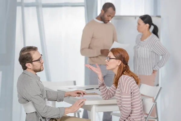 Sidovy Mitten Äldre Personer Talar Samtidigt Arbetar Tillsammans — Stockfoto