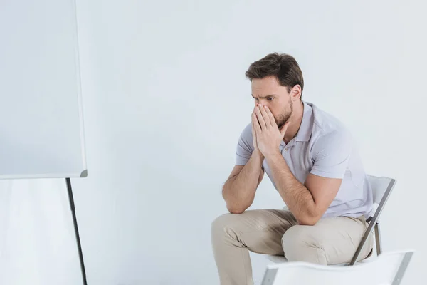 Homem Deprimido Sentado Olhando Para Longe Dentro Casa — Fotografia de Stock