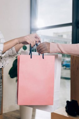 paketleri müşteriye vererek Yöneticisi depo