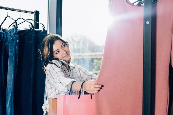 Hermosa Joven Comprador Hablando Por Teléfono Mientras Pasa Tiempo Tienda — Foto de Stock