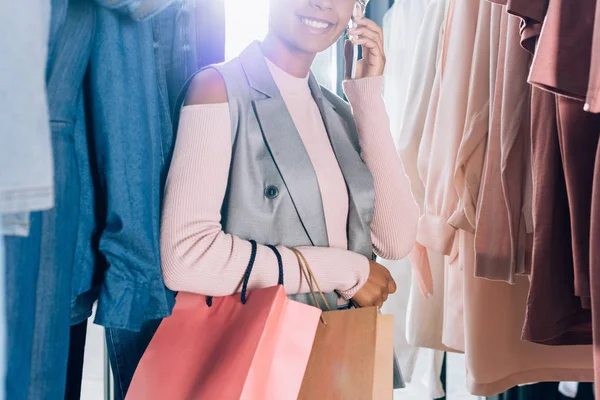 Cropped Shot Woman Talking Phone While Spending Time Clothes Store — Free Stock Photo