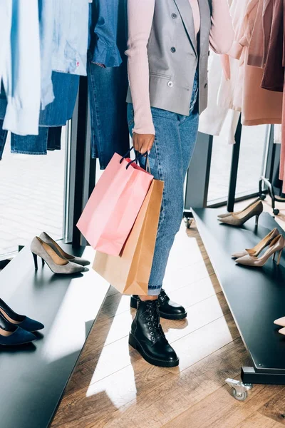 Ritagliato Colpo Donna Con Borse Della Spesa Nel Negozio Abbigliamento — Foto Stock