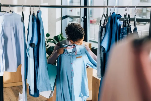 Красива Молода Жінка Дивиться Синю Сорочку Магазині Одягу — стокове фото