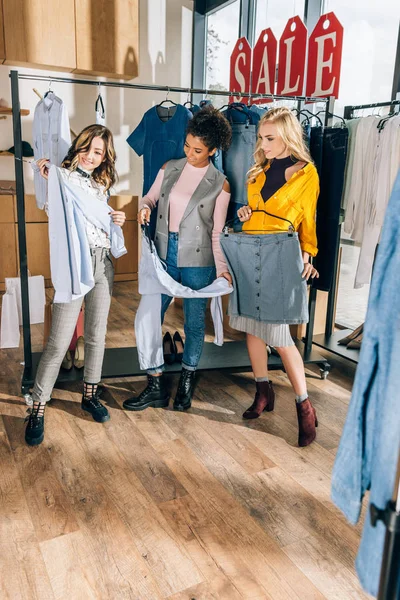 Grupo Mulheres Elegantes Compras Loja Roupas — Fotografia de Stock