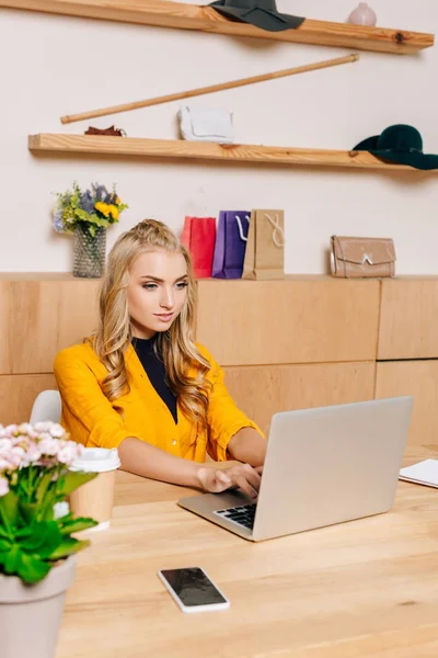 Leder Klesbutikken Som Arbeider Med Bærbar Datamaskin Arbeidsplassen – stockfoto