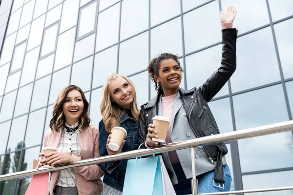 Groupe Jeunes Femmes Sur Shopping Avec Café Pour Aller Extérieur — Photo gratuite