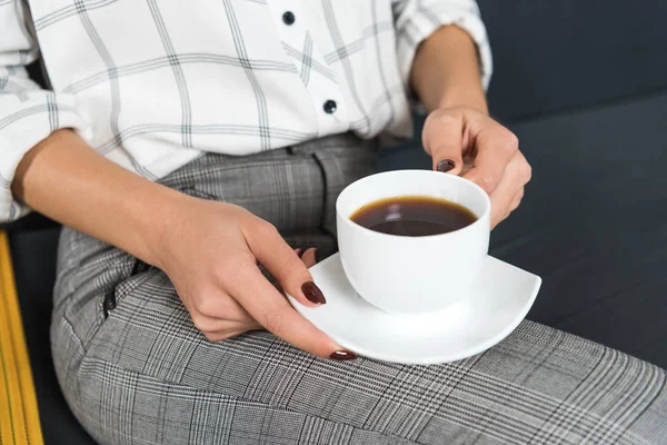 手でコーヒー カップを持つ女性のショットをトリミング — ストック写真