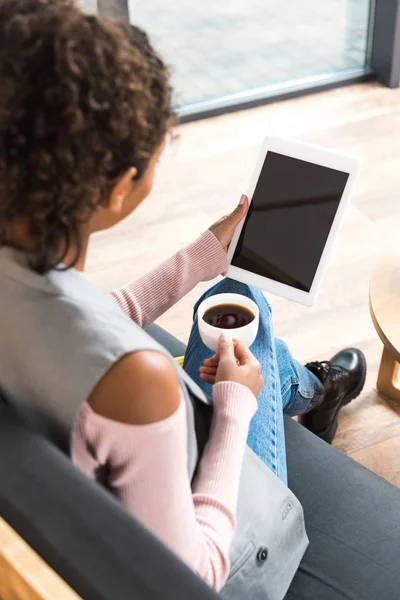 Bela Jovem Mulher Usando Tablet Beber Café — Fotografia de Stock