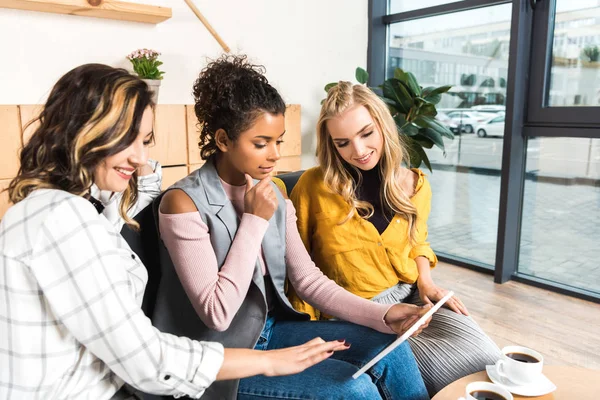 Group Beautiful Girlfriends Using Tablet Together Cafe — Stock Photo, Image