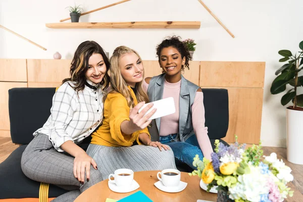 Grupo Jóvenes Amigas Sonrientes Tomando Selfie Cafetería — Foto de Stock