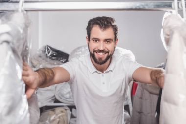 plastik torbalarda Paketli giysi ile ambarında Kuru Temizleme işçisi