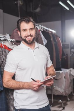 Not defteri depo ile mutlu Kuru Temizleme işçisi