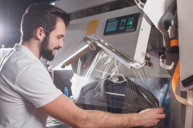 ceket ambalaj plastik torba içinde Kuru Temizleme işçisi