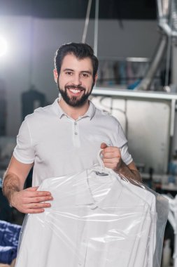 Askı plastik torba temiz gömlek ile Kuru Temizleme işçisi