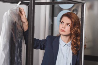 Kuru Temizleme açamayacağını çantada Paketli temiz giyim asılı