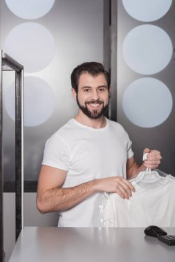 Çamaşırhane için giyim plastik torba ile Kuru Temizleme işçisi