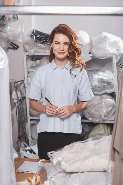 Hermosa Joven Trabajadora Limpieza Seco Almacén Con Muchas Bolsas Plástico — Foto de Stock