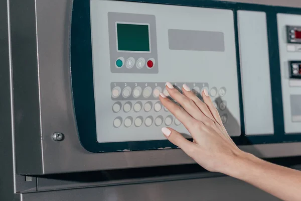 Обрезанный Снимок Женщины Нажимающей Кнопки Промышленной Стиральной Машине — стоковое фото