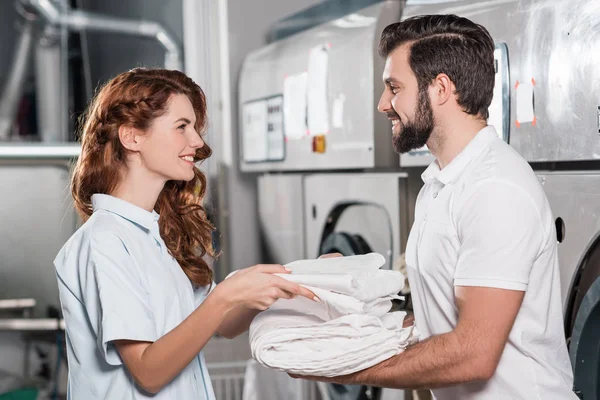 Gerentes Limpieza Seco Trabajando Juntos Lavandería —  Fotos de Stock