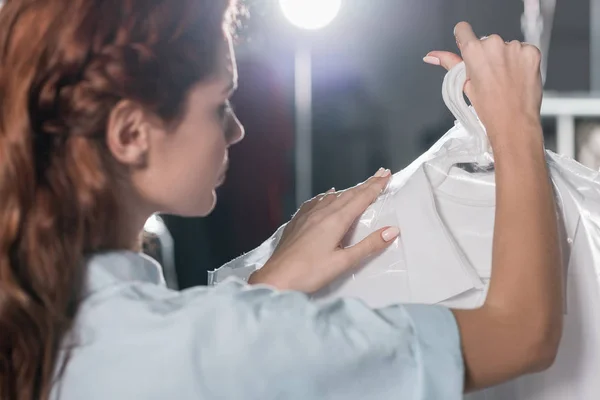 Perempuan Dry Cleaning Pekerja Memegang Pakaian Bersih Dalam Kantong Plastik — Stok Foto