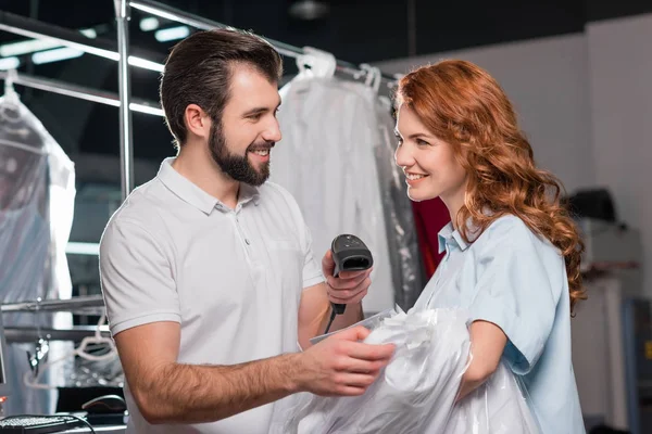 Trabajadores Limpieza Seco Feliz Escaneo Código Barras Bolsa Con Camisa — Foto de Stock