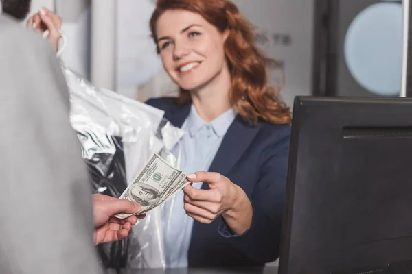 Dry Cleaning Manageress Taking Cash Order — Stock Photo, Image