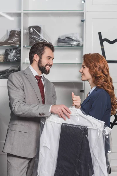 Chemische Reinigung Managerin Gibt Tasche Mit Kleidung Schönen Mann — Stockfoto