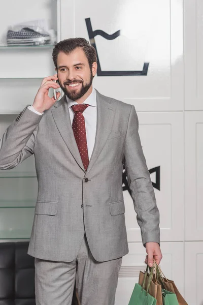 Jeune Homme Affaires Avec Des Sacs Provisions Parlant Par Téléphone — Photo gratuite