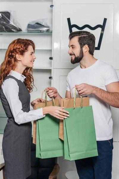 Gerente Limpieza Seco Dando Bolsas Papel Con Ropa Mujer — Foto de Stock