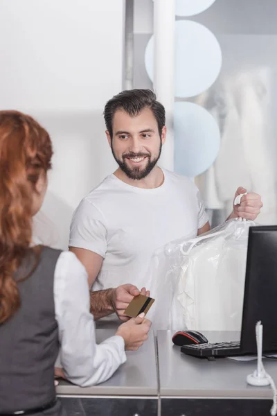 Dry Cleaning Manager Taking Credit Card Woman — Free Stock Photo
