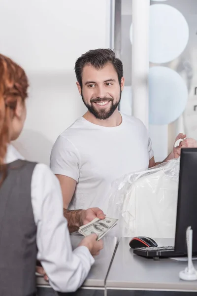 Dry Cleaning Manager Taking Money Work Customer — Stock Photo, Image