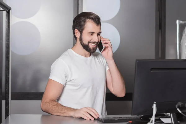 Guapo Joven Gerente Sentado Lugar Trabajo Hablando Por Teléfono —  Fotos de Stock