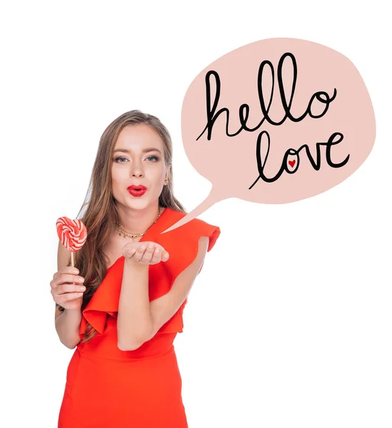 Prachtige vrouw met hartvormige lollipop — Stockfoto