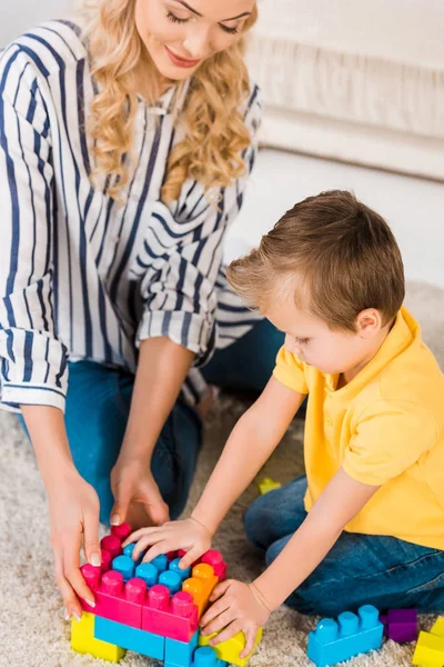 Selective Focus Mother Little Son Playing Toys Together Floor Home — Stock Photo, Image