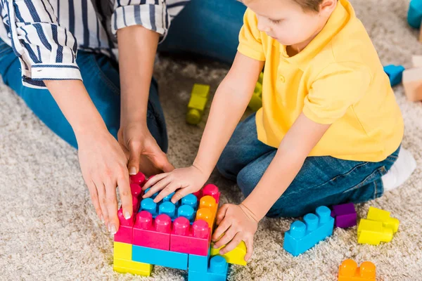 Visão Parcial Menino Mãe Brincando Com Brinquedos Casa — Fotografia de Stock