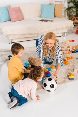 bir anne ile çocuk zekâ futbol top oynarken havai görünümü